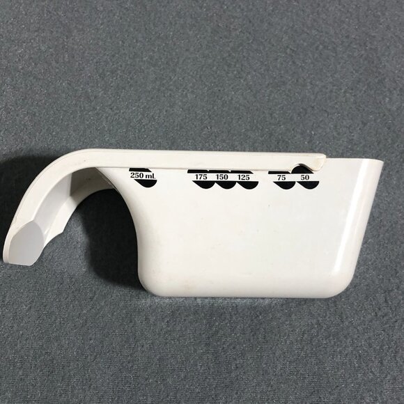 Pampered Chef Adjustable Sliding Measuring Cup  1/4 - 1 Cup, 50 - 250 ml - Picture 2 of 6